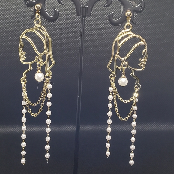 One Pair Golden Silhouette Beauty Earrings - Picture 1 of 4